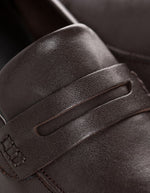 Matière des mocassins Hema en cuir lisse marron de REQINS. Chic parisien, coupe confortable adaptée à tous les pieds, élégance intemporelle et cuir de qualité.