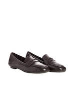 Paire de mocassins Hema en cuir lisse marron de REQINS. Chic parisien, coupe confortable adaptée à tous les pieds, élégance intemporelle et cuir de qualité.