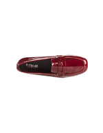 Dessus des Mocassins pour femme en cuir vernis brillant couleur rouge cerise avec silhouette épurée et talon plat, modèle Hema de la marque REQINS