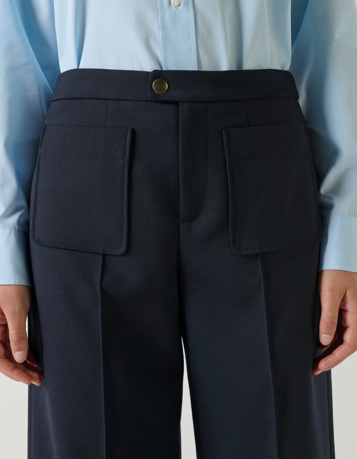Ceinture du Pantalon droit légèrement évasé pour femme en lainage bleu marine navy longueur 7/8e avec poches plaquées et pli marqué, modèle Harry de la marque Soeur.