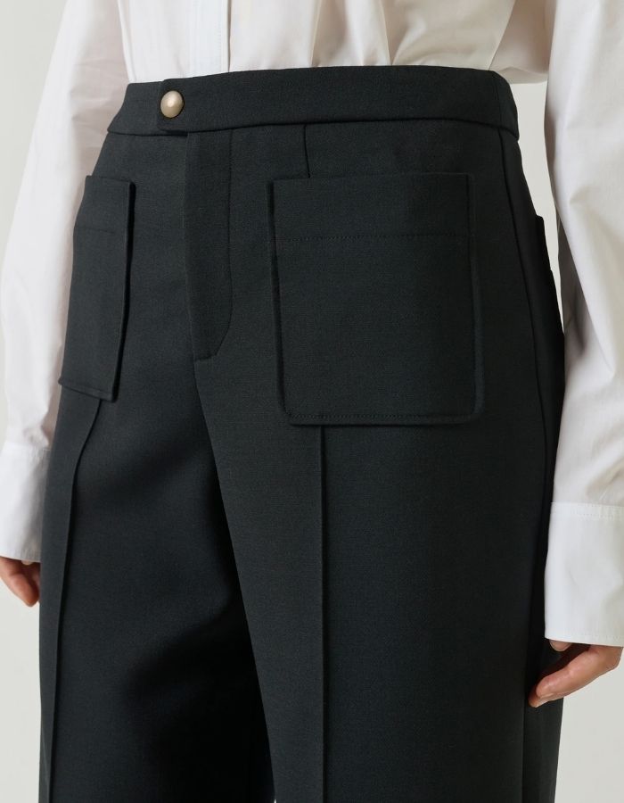 Ceinture du Pantalon droit légèrement évasé pour femme en lainage noir longueur 7/8e avec poches plaquées et pli marqué, modèle Harry de la marque Soeur.