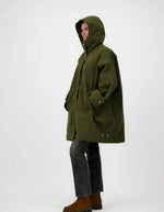 Capuche de la Parka oversize déperlante couleur kaki pour femme avec capuche et doublure ouatinée amovible, modèle Orage Cor de la marque Prêt Pour Partir.