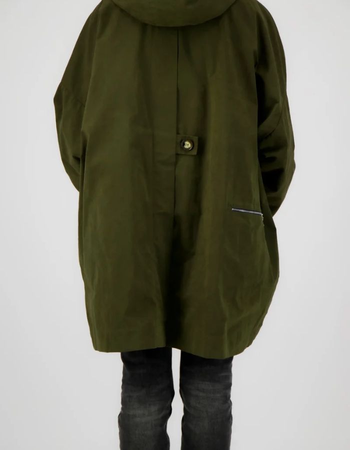 Dos de la Parka oversize déperlante couleur kaki pour femme avec capuche et doublure ouatinée amovible, modèle Orage Cor de la marque Prêt Pour Partir.