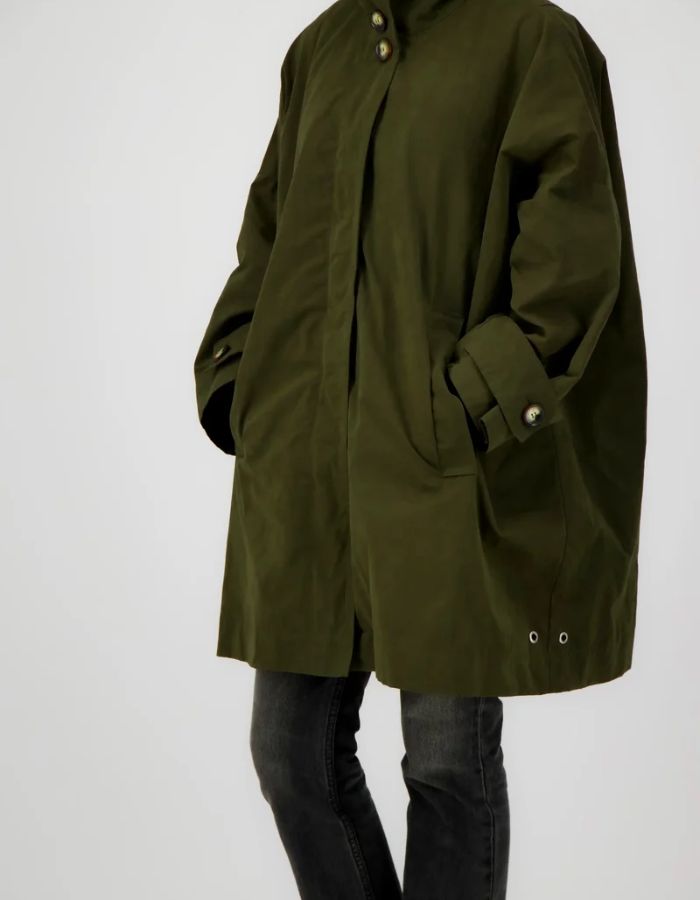 Vue de face de la Parka oversize déperlante couleur kaki pour femme avec capuche et doublure ouatinée amovible, modèle Orage Cor de la marque Prêt Pour Partir.