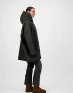 Autre profil avec la Parka courte oversize pour femme en coton déperlant à carreaux marron avec capuche, modèle Paola Sco couleur Check Brown de la marque Prêt Pour Partir.