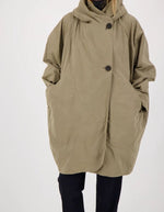 Vue de face de la Parka courte oversize pour femme en coton imperméable couleur taupe avec capuche, modèle Paola de la marque Prêt Pour Partir.