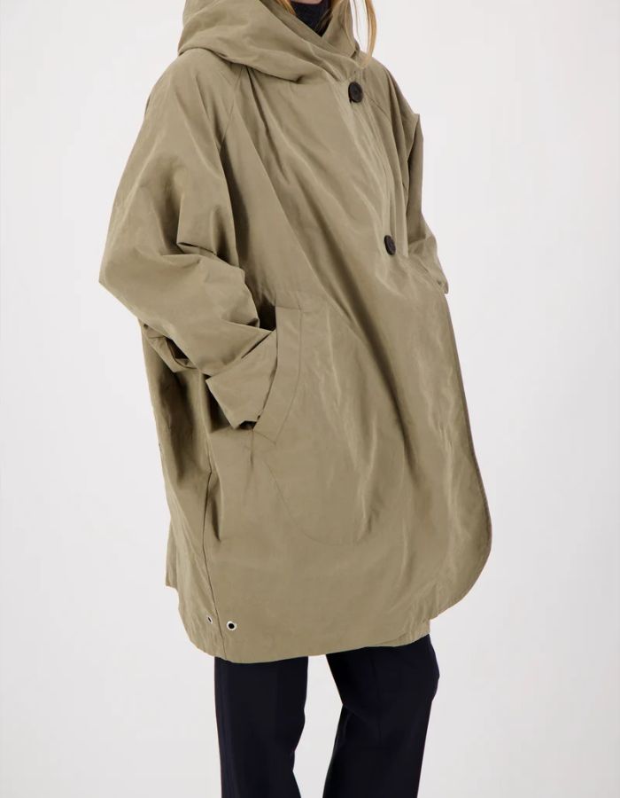 Poche de la Parka courte oversize pour femme en coton imperméable couleur taupe avec capuche, modèle Paola de la marque Prêt Pour Partir.