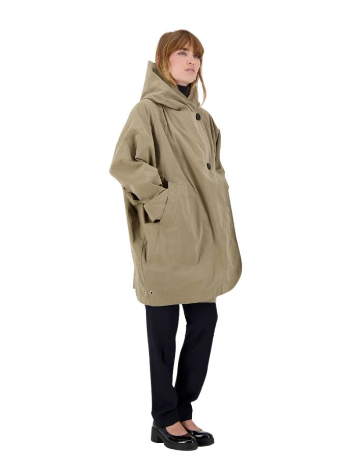 Parka courte oversize pour femme en coton imperméable couleur taupe avec capuche, modèle Paola de la marque Prêt Pour Partir.