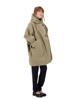 Parka courte oversize pour femme en coton imperméable couleur taupe avec capuche, modèle Paola de la marque Prêt Pour Partir.
