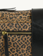 Matière du Petit sac trotteur rectangulaire pour femme en cuir velours imprimé léopard avec pompon en cuir et bandoulière réglable, modèle Clara de LOXWOOD.