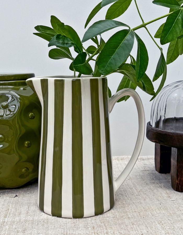 Ambiance déco avec le Grand pichet en céramique à rayures couleur kaki, marque Opjet. Design vintage avec anse et bec verseur, d'une hauteur de 21,3 cm et d'une contenance de 1 litre.