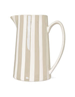 Grand pichet en céramique à rayures couleur sable, marque Opjet. Design vintage avec anse et bec verseur, d'une hauteur de 21,3 cm et d'une contenance de 1 litre.
