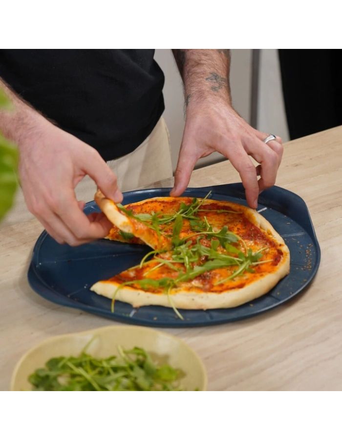 Dessus du Le formidable plat a pizza bleu myrtille cookut 33cm en metal recycle avec coupe pizza en bois