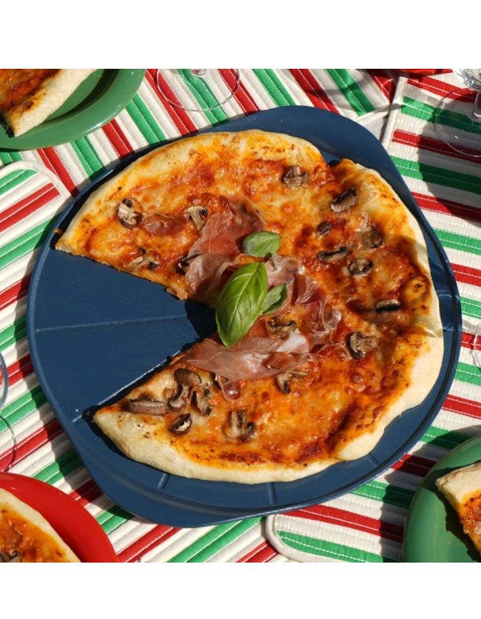 Réalisation avec le Le formidable plat a pizza bleu myrtille cookut 33cm en metal recycle avec coupe pizza en bois