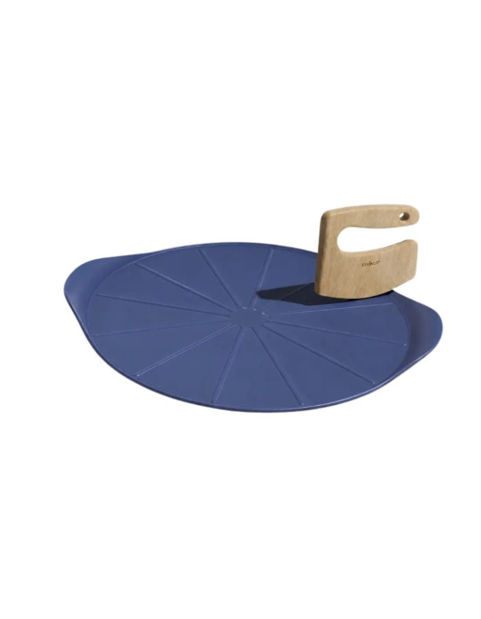 Le formidable plat a pizza bleu myrtille cookut 33cm en metal recycle avec coupe pizza en bois.