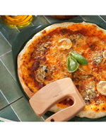 Dessus du Le formidable plat a pizza vert fougere cookut 33cm en metal recycle avec coupe pizza en bois
