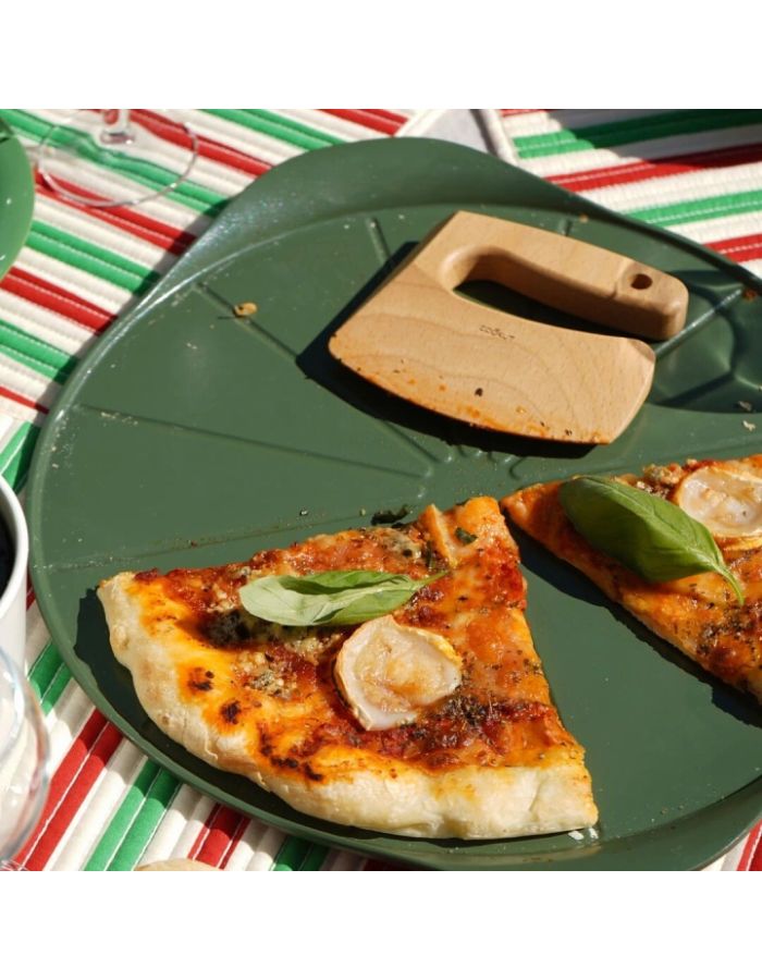Utilisation du Le formidable plat a pizza vert fougere cookut 33cm en metal recycle avec coupe pizza en bois