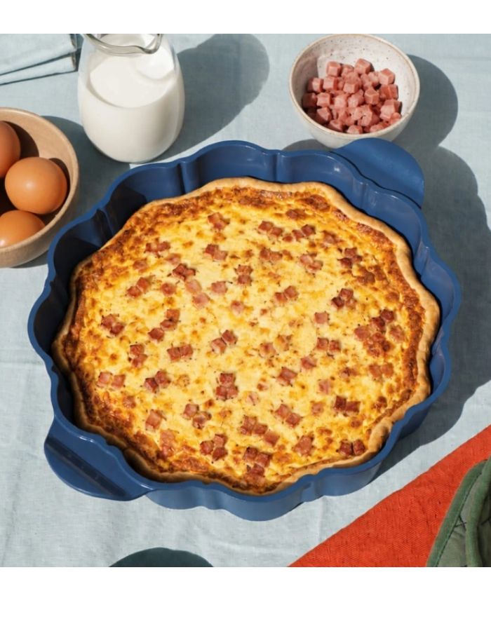Une bonne quiche avec le Le formidable plat a tarte bleu myrtille cookut 29cm en metal recycle avec coupe tarte