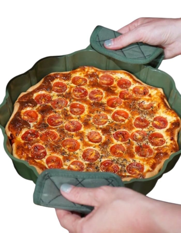 Quiche à la tomate avec le Le formidable plat a tarte vert fougere cookut 29cm en metal recycle avec coupe tarte.