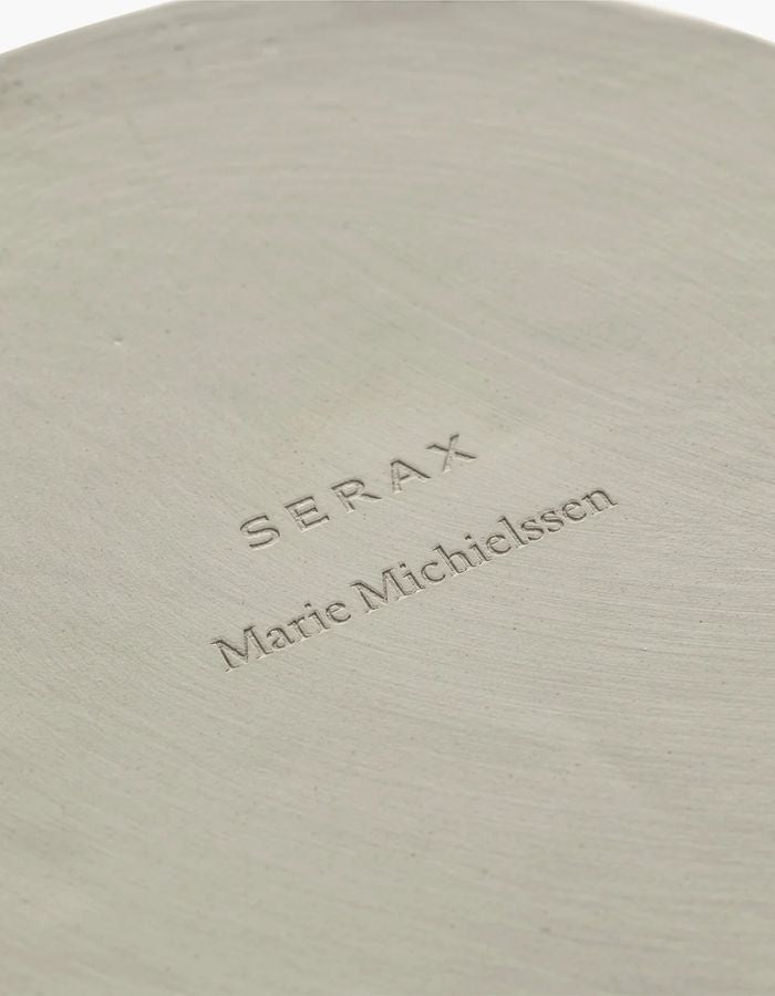 Signature sur le Pot de fleurs géométrique en céramique émaillée bleu foncé à formes superposées, collection Molly