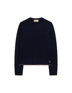 Pull à col rond pour femme en pure laine bleue, modèle Karasu de la marque MOMONI. Présente une maille teinté en pièce et de délicates bordures en lurex doré aux finitions.