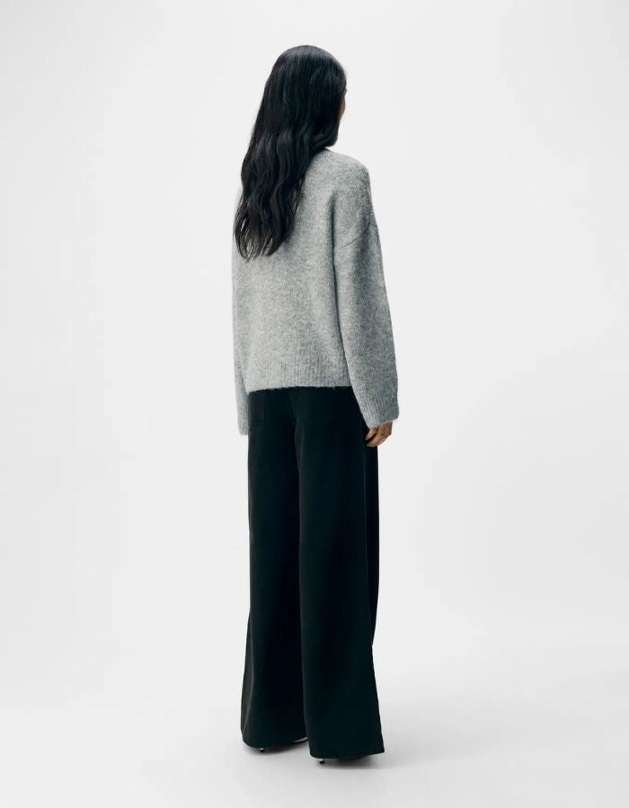 Dos du Pull ample col rond pour femme en maille plate gris moyen medium grey avec laine recyclée, modèle Saggia de la marque OBJECT.
