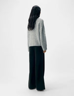 Dos du Pull ample col rond pour femme en maille plate gris moyen medium grey avec laine recyclée, modèle Saggia de la marque OBJECT.