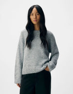 Vue de face du Pull ample col rond pour femme en maille plate gris moyen medium grey avec laine recyclée, modèle Saggia de la marque OBJECT.