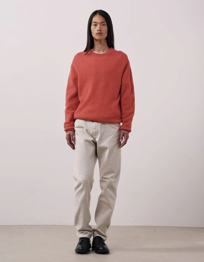 Silhouette avec le Pull homme col rond laine vierge shetland corail crew hartford fabrique en italie
