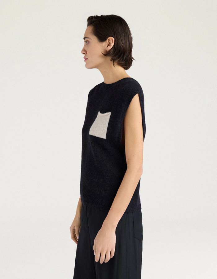 Profil du Pull court pour femme en maille alpaga noire effet sweat, modèle Ansa de la marque MOMONI. Présente une coupe carrée avec une poche poitrine contrastée.