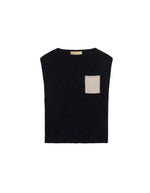 Pull court pour femme en maille alpaga noire effet sweat, modèle Ansa de la marque MOMONI. Présente une coupe carrée avec une poche poitrine contrastée.