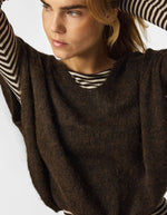 Col du Pull sans manches en maille douce marron chiné avec col en V et coupe ample, modèle Allie de la marque PIECES