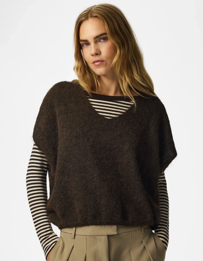Vue de face du Pull sans manches en maille douce marron chiné avec col en V et coupe ample, modèle Allie de la marque PIECES