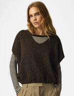 Vue de face du Pull sans manches en maille douce marron chiné avec col en V et coupe ample, modèle Allie de la marque PIECES