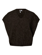 Pull sans manches en maille douce marron chiné avec col en V et coupe ample, modèle Allie de la marque PIECES