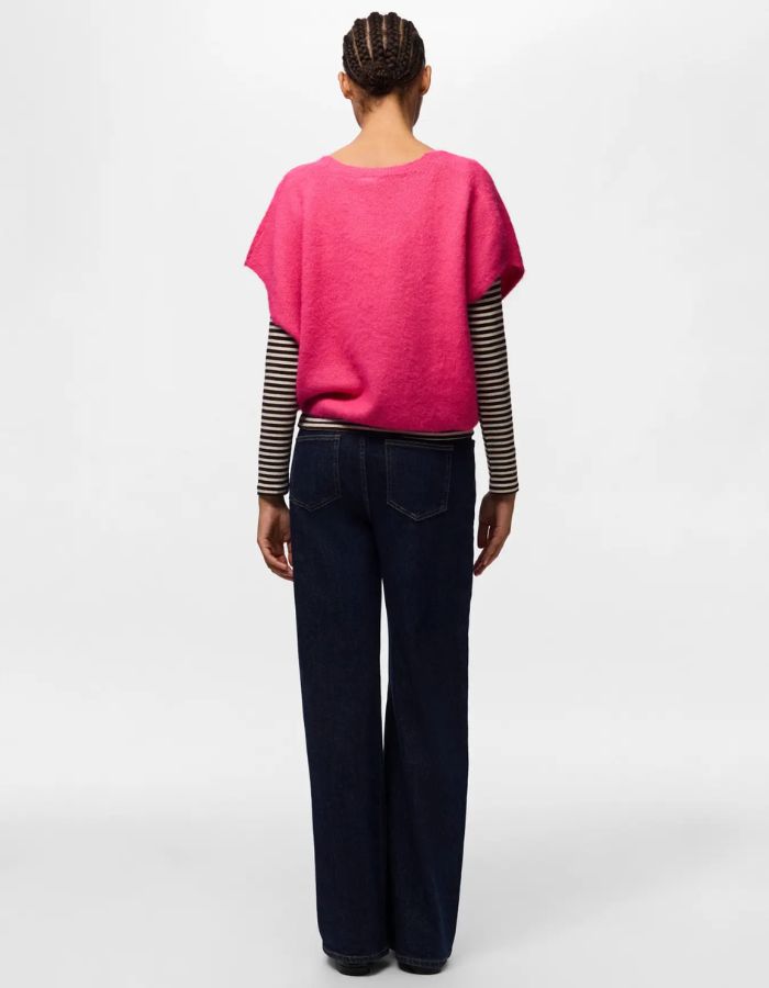 Dos du Pull sans manches en maille douce rose vif chiné shocking pink avec col en V et coupe ample, modèle Allie de la marque PIECES.
