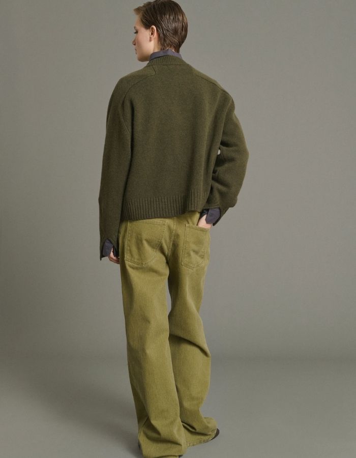 Dos du Pull oversize pour femme en laine mérinos kaki chiné avec col rond, fentes aux poignets et sur les côtés, modèle Will de la marque Soeur.