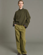 Vue de face du Pull oversize pour femme en laine mérinos kaki chiné avec col rond, fentes aux poignets et sur les côtés, modèle Will de la marque Soeur.