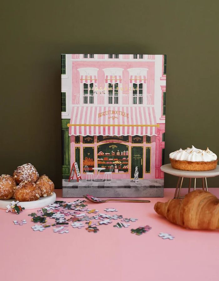 Ambiance déco avec le Puzzle 1000 pieces pink bakery patisserie parisienne rose pastel avec gateaux marque All The Ways To Say.