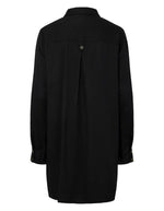Dos de la Robe courte fluide noire pour femme à col chemise et manches longues, modèle Alora LS Short Dress de PIECES. Présente une demi-patte de boutonnage avec boutons noirs à bordure dorée