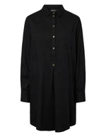 Robe courte fluide noire pour femme à col chemise et manches longues, modèle Alora LS Short Dress de PIECES. Présente une demi-patte de boutonnage avec boutons noirs à bordure dorée