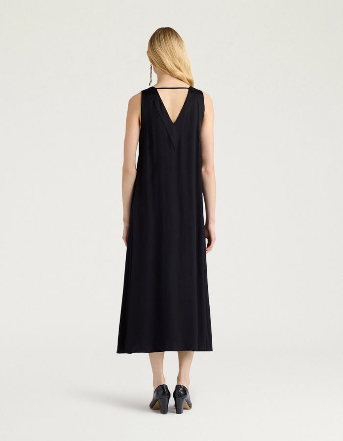 Dos de la Robe mi-longue sans manches en satin de viscose noir, modèle Eisla de la marque MOMONI. Présente une coupe fluide évasée, un décolleté V satiné brillant et un nœud à la nuque
