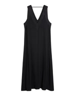 Robe mi-longue sans manches en satin de viscose noir, modèle Eisla de la marque MOMONI. Présente une coupe fluide évasée, un décolleté V satiné brillant et un nœud à la nuque