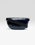 Dos du Sac banane bandoulière pour femme en simili-cuir brillant bleu marine matelassé motif vagues avec bandoulière ajustable en coton, modèle Hosie Sling Bag de la marque Bellerose.
