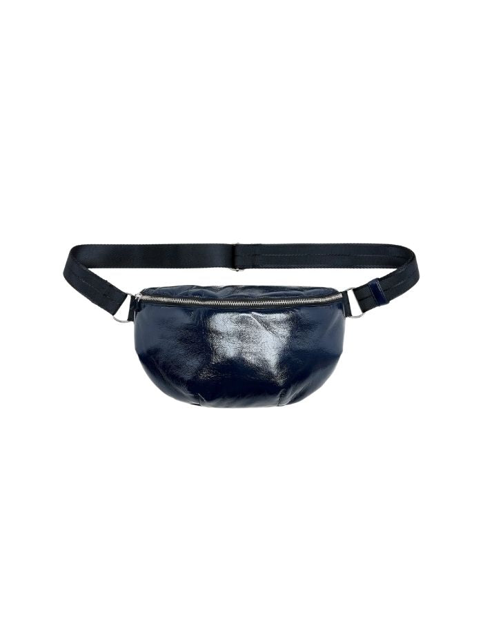 Sac banane bandoulière pour femme en simili-cuir brillant bleu marine matelassé motif vagues avec bandoulière ajustable en coton, modèle Hosie Sling Bag de la marque Bellerose.