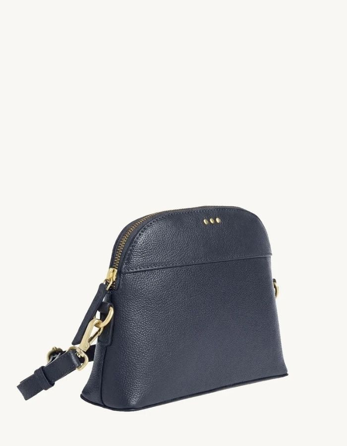 Profil du Petit sac bandoulière demi-lune pour femme en cuir grainé bleu nuit avec fermeture zippée, modèle Demi-Lune de la marque Loxwood.