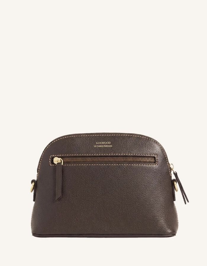Dos du Petit sac bandoulière demi-lune pour femme en cuir grainé marron coffee avec fermeture zippée, modèle Demi-Lune de la marque Loxwood.