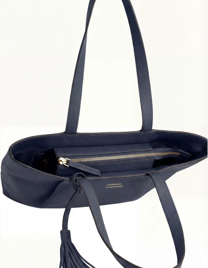 Dessus du Grand sac cabas porte epaule bleu nuit alma loxwood cuir graine pompon fermeture zippee