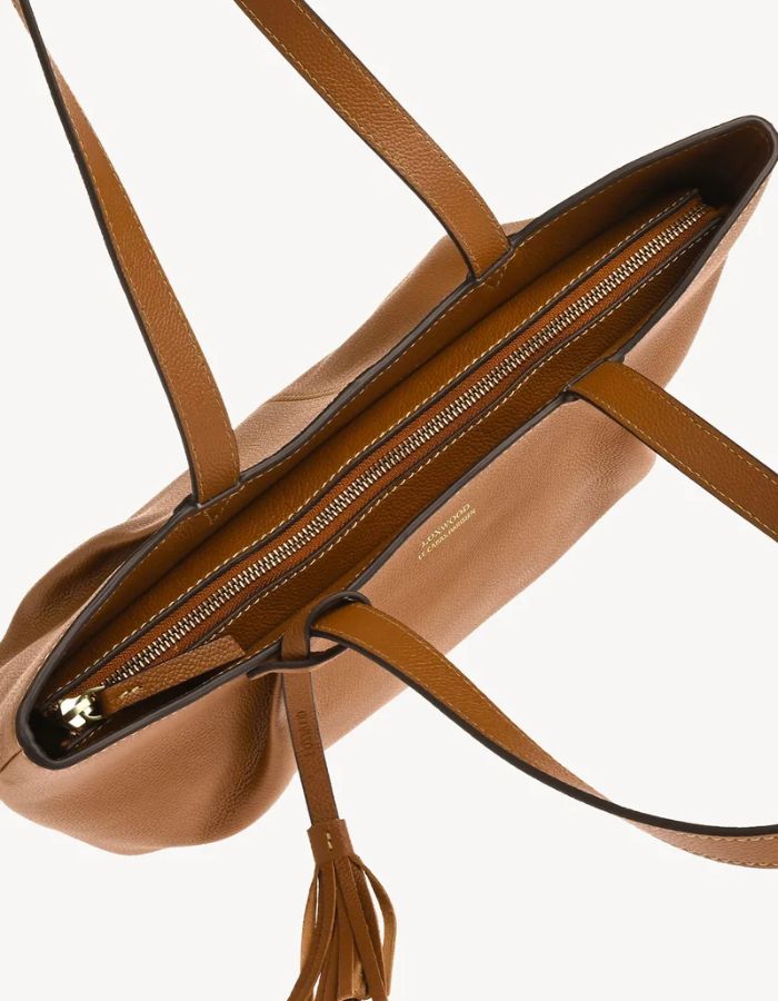 Dessus du Grand sac cabas porte epaule brandy cognac alma loxwood cuir graine pompon fermeture zippee