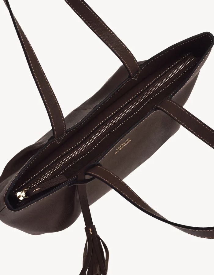 Dessus du Grand sac cabas porte epaule coffee marron fonce alma loxwood cuir graine pompon fermeture zippee